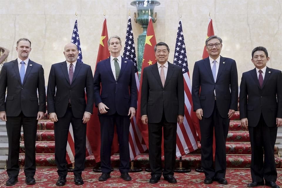 Delegación de China y EU antes de su reunión sobre comercio el 9 de junio del 2025.