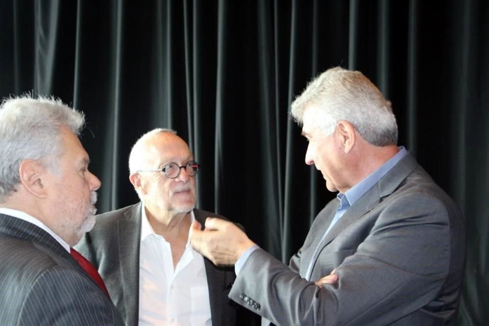 Noé Elizondo (izq. a der.), ex presidente de la Cáamara de Comercio de Canadá en Monterrey; Jonathan Heat, Subgobernador del Banxico, e Israel Gutiérrez, ex negociador del TLCAN.