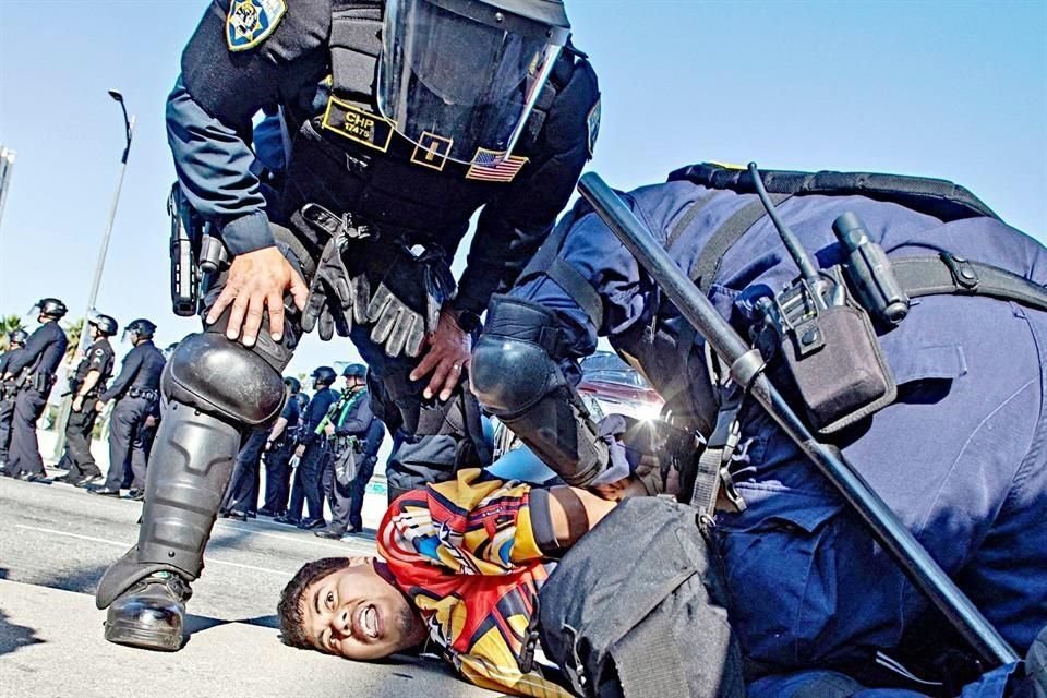 California officers arrested protesters yesterday in Los Angeles demonstrating on the 101 Freeway.