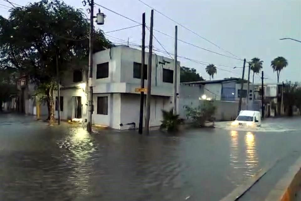 En la Avenida Conchello, en Monterrey, el nivel del agua complicaba el paso de vehículos.