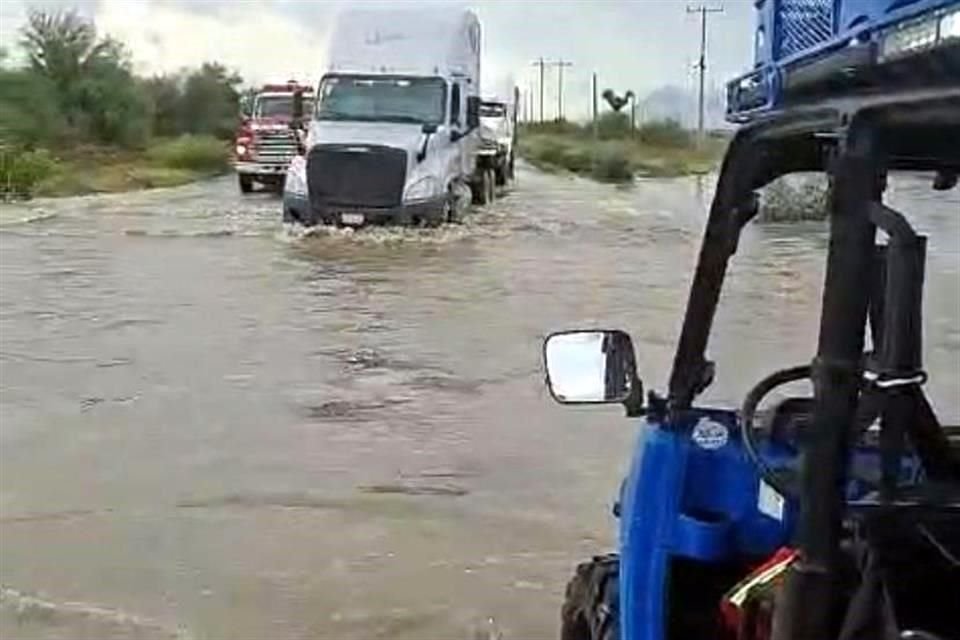 Encharcamientos y desbordamientos de arroyos cercanos dejan caos vial en la Carretera a Monclova, en El Carmen, tras las lluvias.
