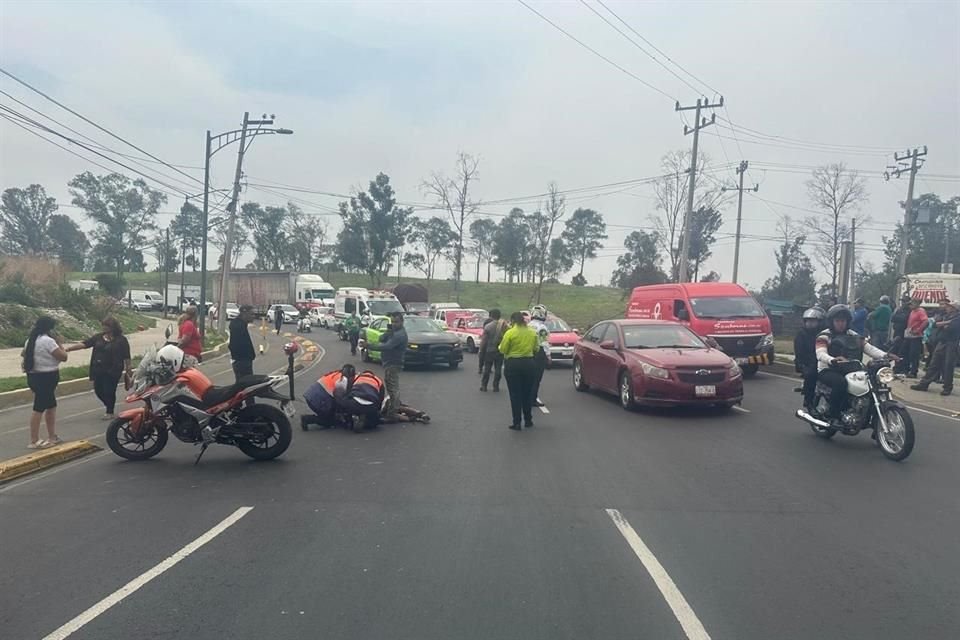 El joven sufrió varios golpes y fue trasladado a un hospital por servicios de emergencia.