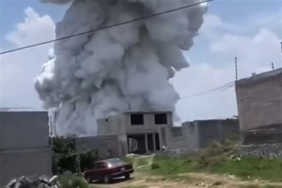 A DISTANCIA. La columna de humo generado por la explosión se alcanzaba a ver desde municipios aledaños. 