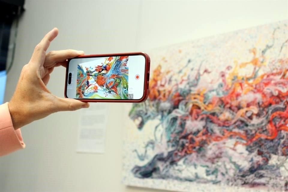 A través de una app, César Peralta permite extender la narrativa de sus obras con realidad aumentada