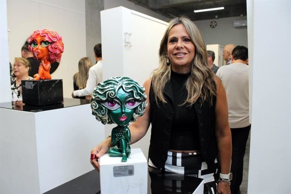 Sonia Sabido junto a una escultura de su colección 'Las Ojonas'