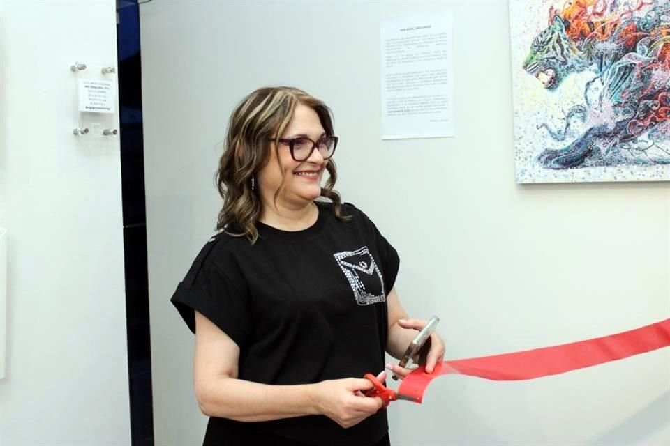Patricia Patton hace el corte de listón de la exhibición