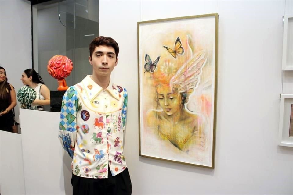 Edgar Sandoval con su obra 'De amarme un jardín' (Óleo / luminiscente)