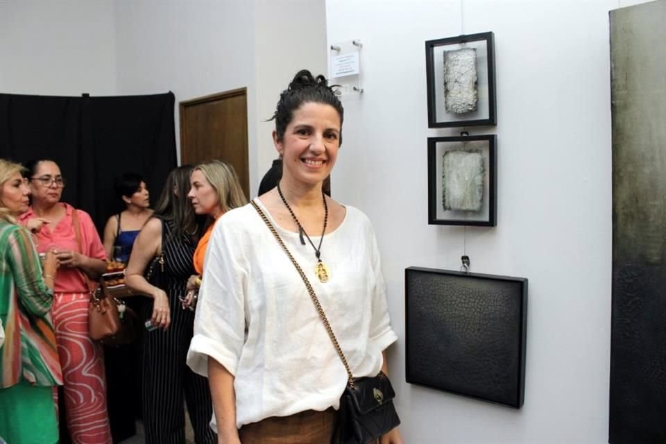 Valeria Vázquez con su obra 'Ensayo I y II' (Minerales y otros medios)