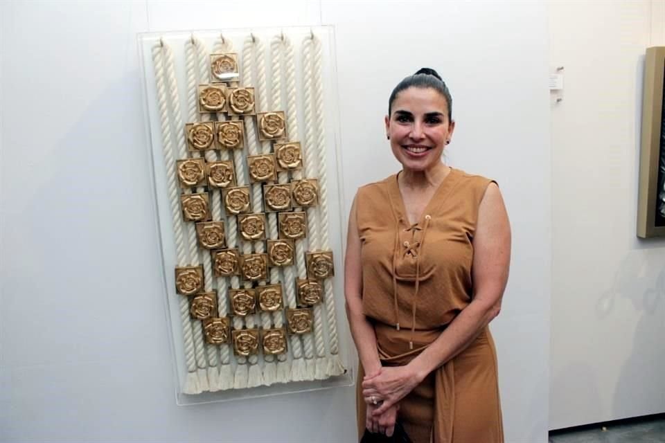 Celia Treviño de González con su obra 'Tilma de las montañas' (Lino, madera, cordones)