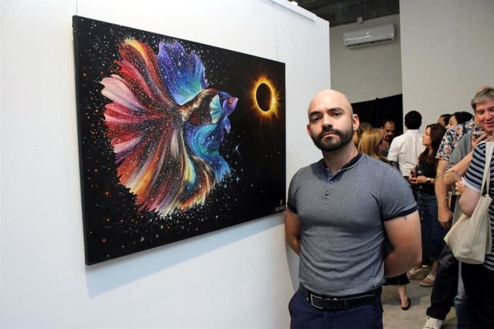 Luis Martínez con su obra 'El pez que soñaba con el sol' (Óleo s/lienzo)