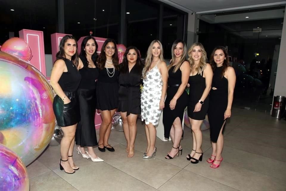 Yoyis Decanini, María Magaña, Caro Aldape, Nancy Marmolejo, Sally Acuña, Lydia Alvidrez, Perly Rivera y Adriana Vélez