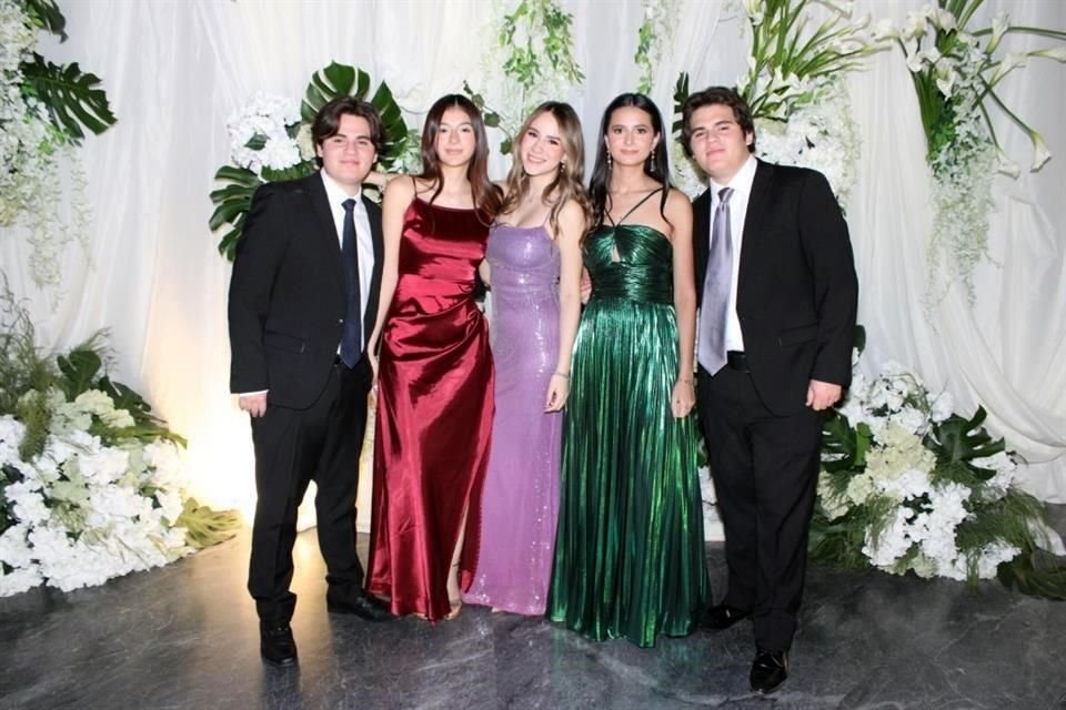 Marcelo Elizondo, Ángela Guillén, Sofía Garza, Isabella García y Santiago Elizondo