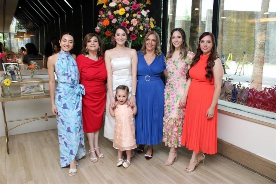 Marcela Zambrano, Marcela Quiroga de Zambrano, Daniela Ibarra, Paulina Garza Ibarra, Rosy Acevedo, Denisse Ibarra y Diana Ibarra