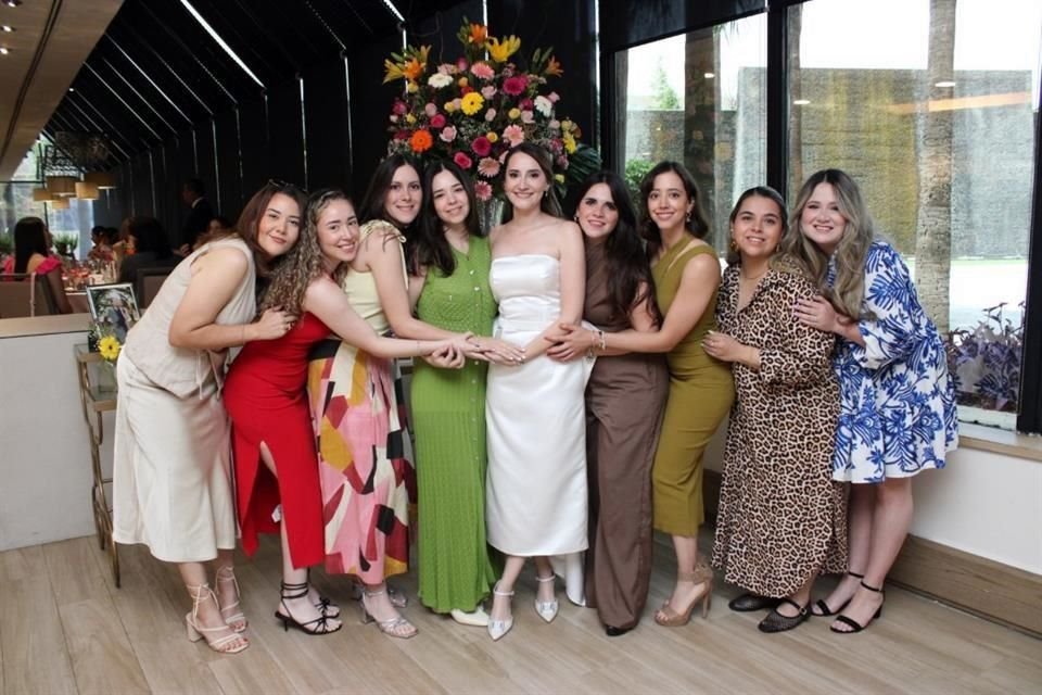 Majo Bernal, Priscila García, Renata Morales, Alba Lomas, Daniela Ibarra, Alejandra Treviño, Victoria Saldívar, Luz Andrea Rodríguez y Fer Acosta