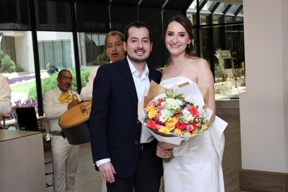 CON SU NOVIO Ricardo Zambrano y Daniela Ibarra