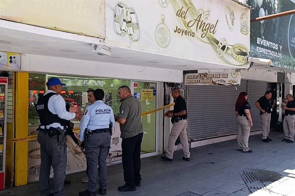 Fue alrededor de las 12:20 horas cuando se reportó el asalto en la Joyería Del Ángel, ubicada en la acera poniente de la Avenida Juárez, entre Juan Ignacio Ramón y Allende. 