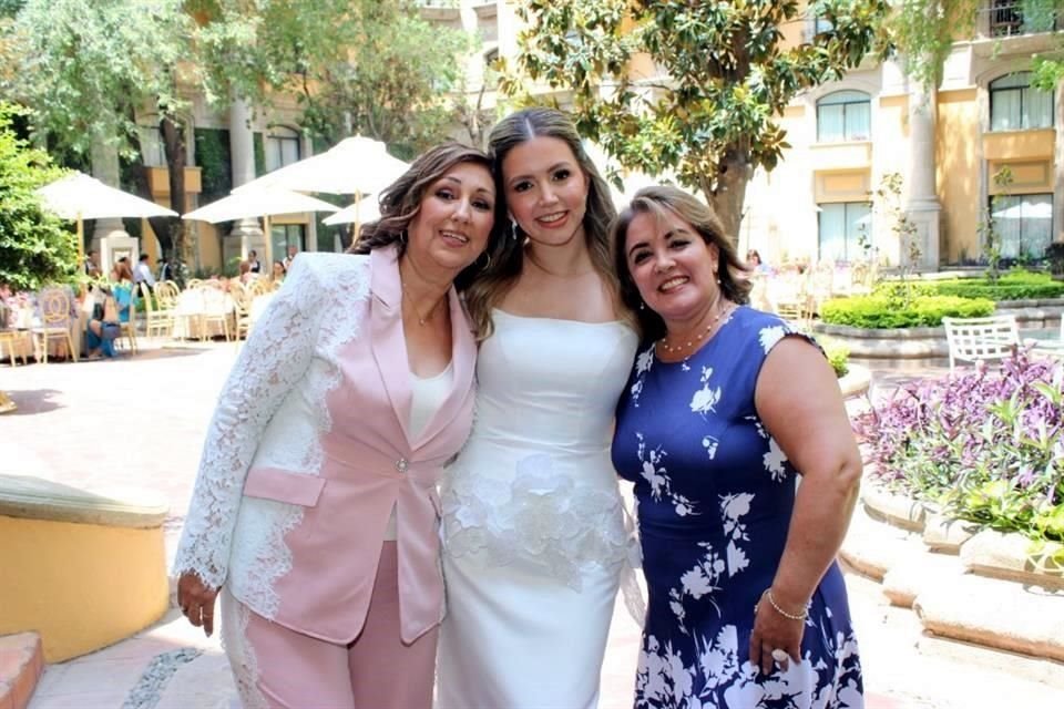 Finny González de Castillón, Andrea Castillón y Socorro Munguia