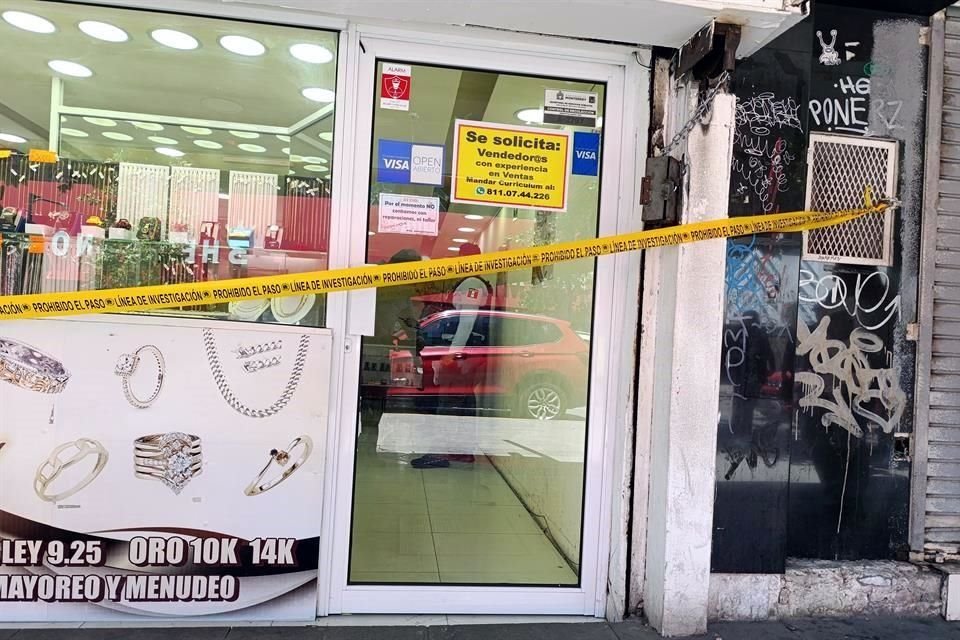 Fue alrededor de las 12:20 horas cuando se reportó el asalto en la Joyería Del Ángel, ubicada en la acera poniente de la Avenida Juárez, entre Juan Ignacio Ramón y Allende. 