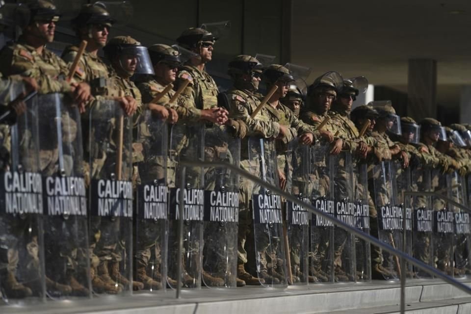 Juez federal de San Francisco ordenó dejar de utilizar a la Guardia Nacional de California para contener protestas en Los Ángeles.