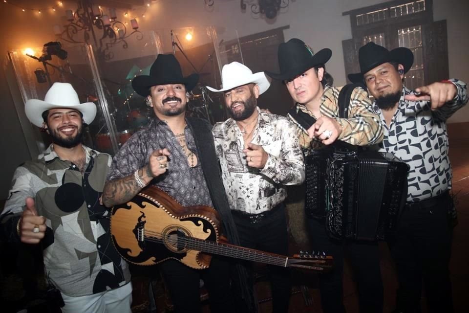 Mientras arreglan su situación migratoria, Los Dos Carnales estuvieron grabando nueva música con Pancho Barraza en Monterrey.
