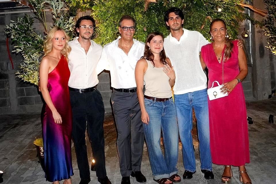 Myrthea Paredes, Yuyo Orozco, Juan Orozco, LOS NOVIOS y Sthefany Marcos de Orozco