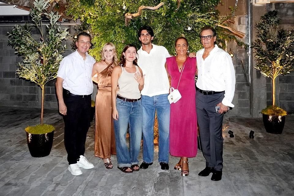 LOS NOVIOS CON SUS PAPÁS. Gonzalo Lozano, Dora Pérez de Lozano, Stephany Marcos de Orozco y Juan Orozco