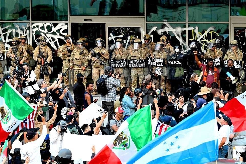 En Los Angeles, su población salió a las calles para protestar por las redadas que realiza la Immigration and Customs Enforcement (ICE, por sus siglas en inglés).