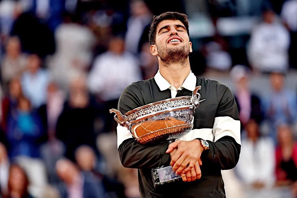 El tenista español Carlos Alcaraz obtuvo su segundo Roland Garros  sobreponiéndose a tres puntos para partido en el cuarto set y vencer en cinco mangas al número 1 del Mundo, el italiano Jannik Sinner.
