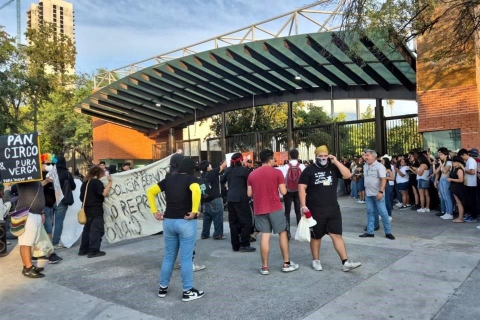 Un grupo de 50 personas realizó un bloqueo abajo de la Estación del Metro Y Griega, frente al Parque Fundidora, en la Avenida Madero.