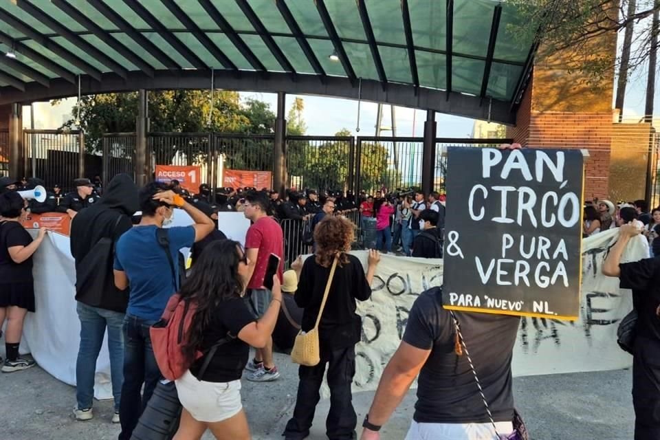 Un grupo de 50 personas realizó un bloqueo abajo de la Estación del Metro Y Griega, frente al Parque Fundidora, en la Avenida Madero.