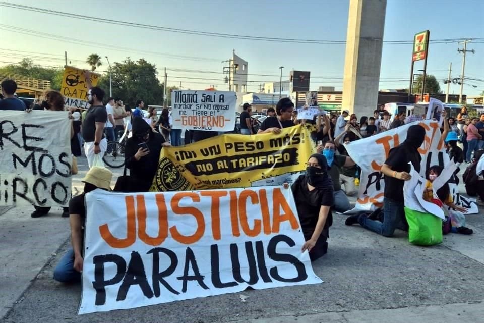 Un grupo de 50 personas realizó un bloqueo abajo de la Estación del Metro Y Griega, frente al Parque Fundidora, en la Avenida Madero.