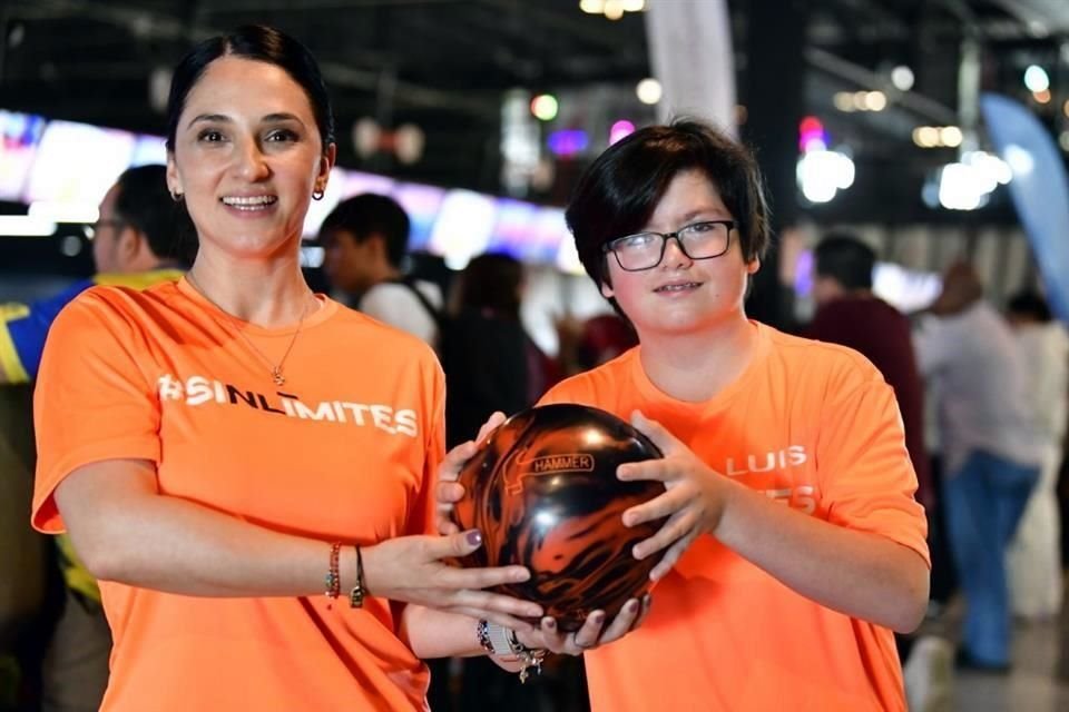 Sandra Góngora, quien participó en la Olimpiada Nacional 99, alienta a Luis Cabeza Roffe, de 13 años, quien debutó en la ON 2025.