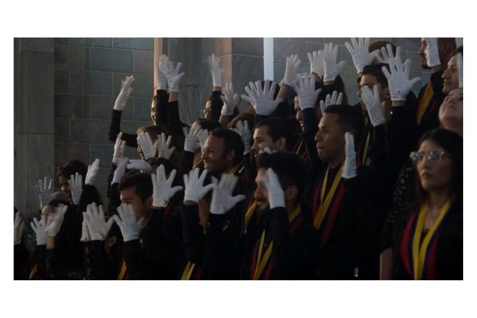 El documental sigue a Dudamel en el proceso de montar la ópera 'Fidelio' en lengua de señas junto al Coro de Manos Blancas, conformado por jóvenes sordos.