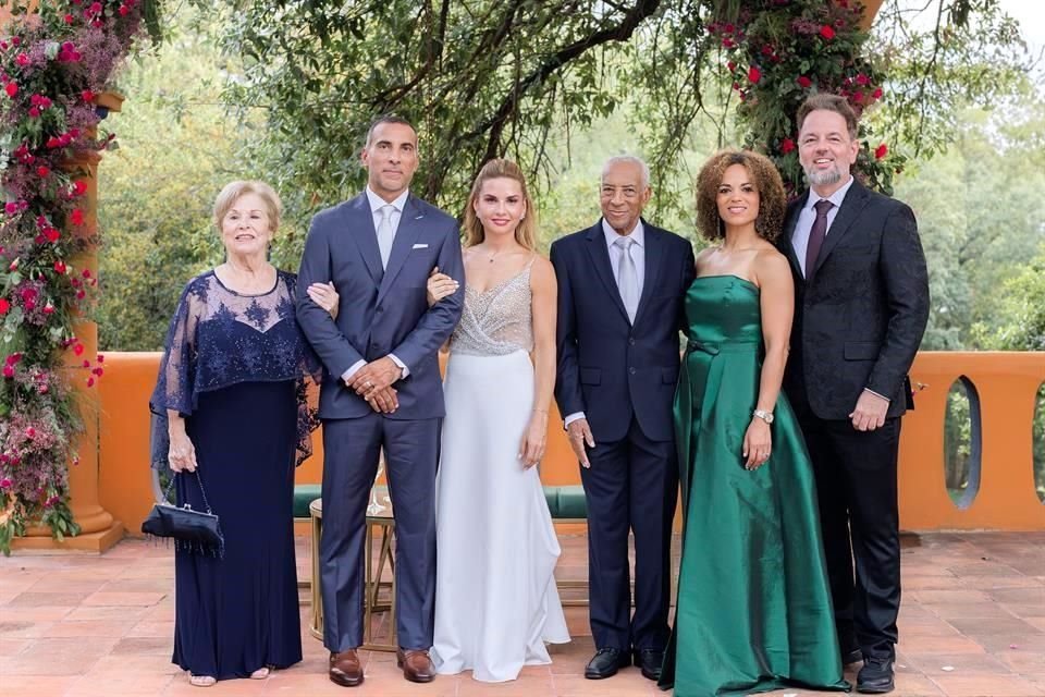 María Eugenia Ibarra, los novios, Guarací Barbosa, Martha Barbosa Ibarra y Carlos Ramos