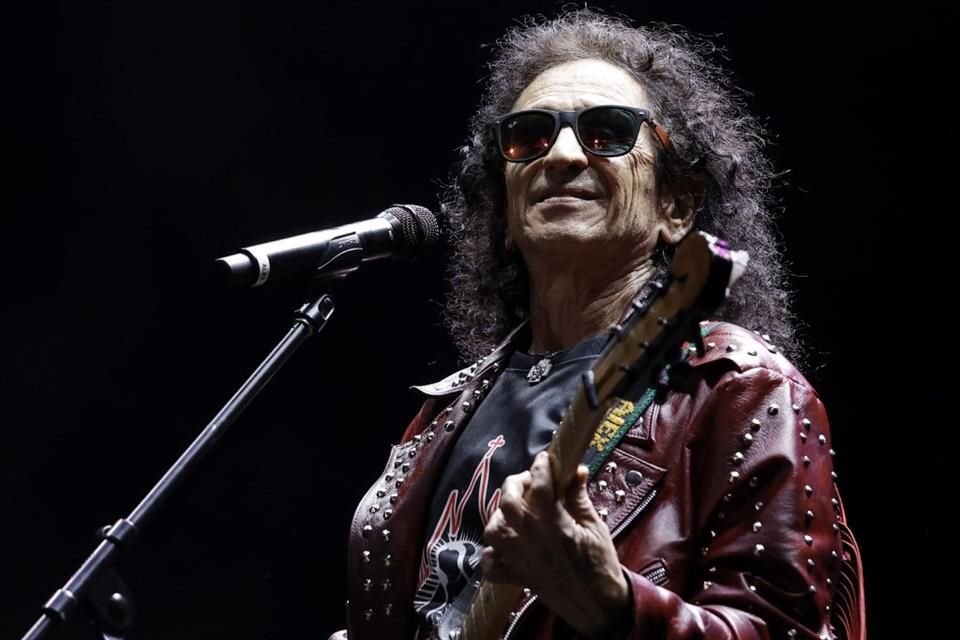 El vocalista de El Tri también se pronunció en contra de que a artistas como Julión Álvarez se les haya retirado la visa para poder presentarse en el País vecino.