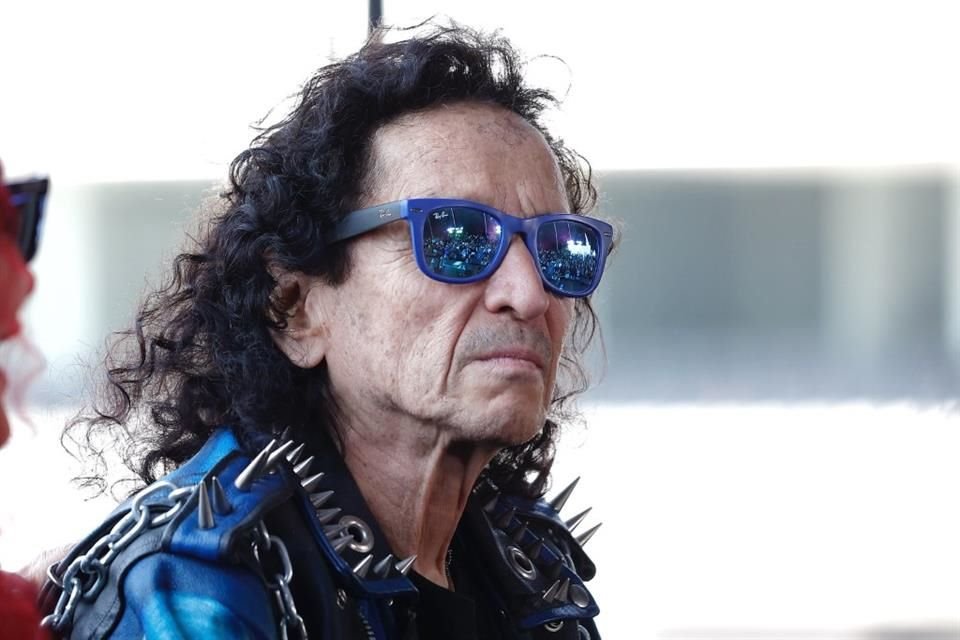 El intérprete de 'Triste Canción' acudió acompañado de su esposa 'Chela' Lora al lanzamiento del nuevo celular Nubia, conmemorativo de la banda de rock formada en 1981.