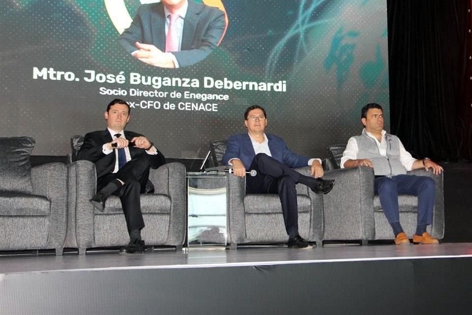 Jorge Arrambide Montemayor, coordinador del Comité de Marco Regulatorio del Cluster Energético de NL; José Buganza, director de Enegence, y Roberto de la Garza, director de RIC Energy Global.