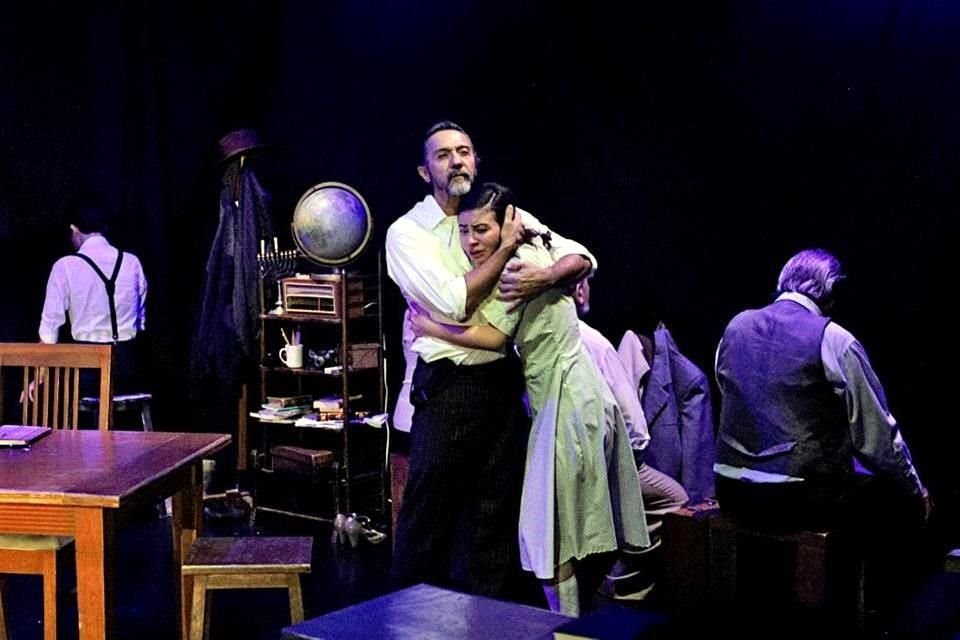 Alberto Marcos (Otto), Fernanda Leija (Ana) y Lorenzo Vázquez (Dr. Alfred Dussel) en una escena de la obra.