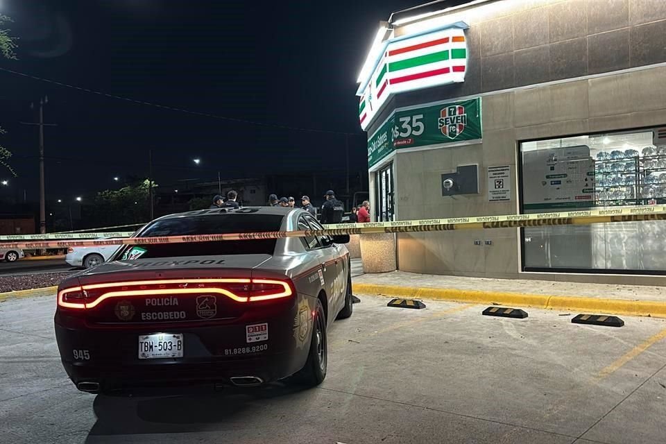  Según testigos, dos hombres llegaron en un moto y uno de ellos bajó para dirigirse con la víctima, a quien asesinó de un balazo en la cabeza, en Escobedo. 