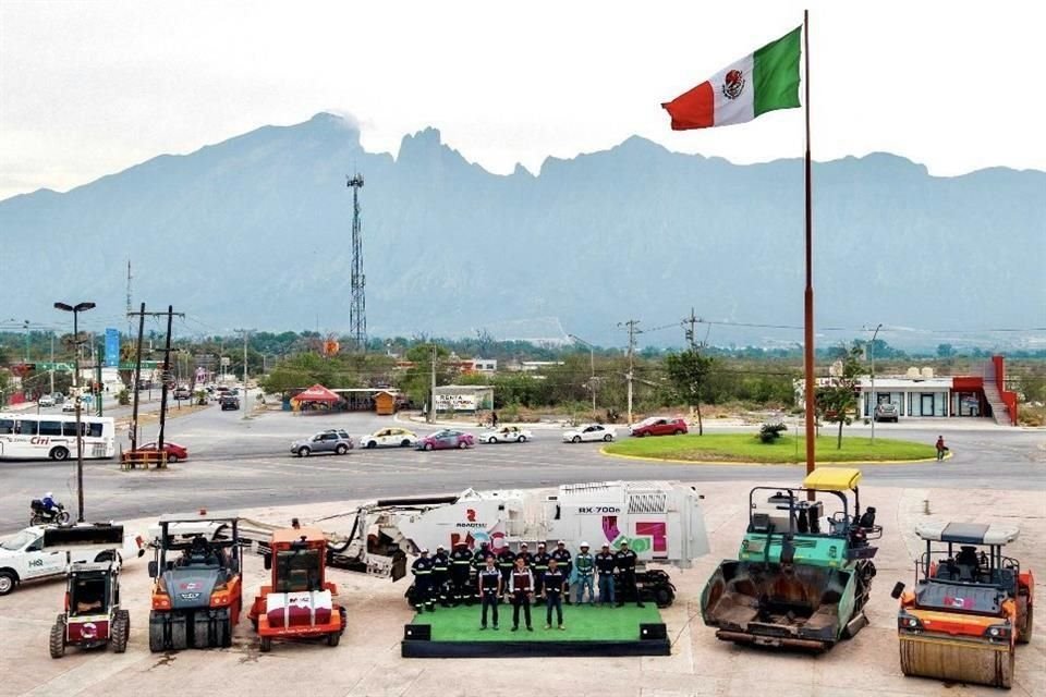 Con la maquinaria, el Municipio de García espera tener capacidad para instalar 200 toneladas de carpeta asfáltica al día.