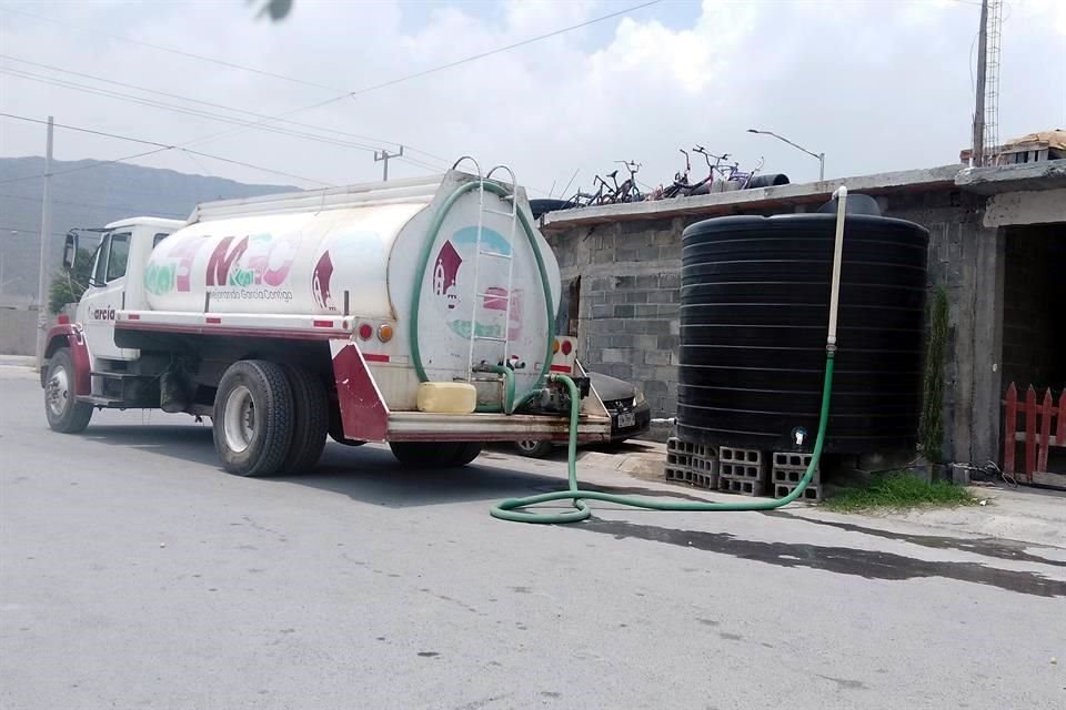 El Municipio de García puso en marcha un operativo para repartir agua potable en pipas en colonias afectadas.