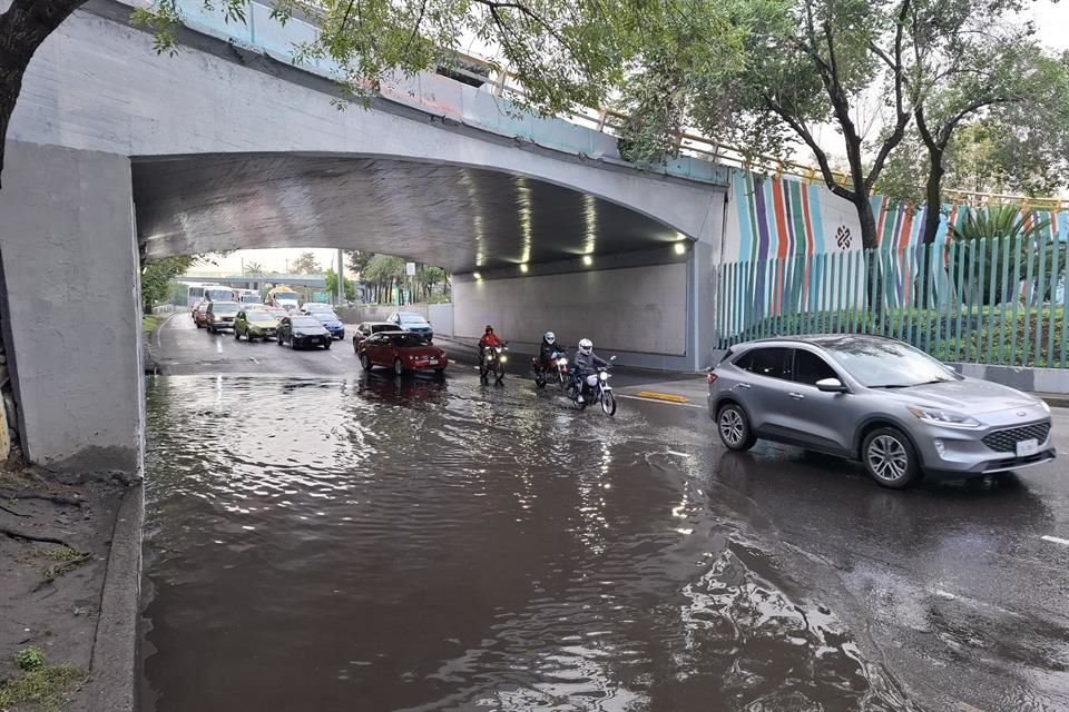 Encharcamiento en Avenida Insurgentes, a la altura del Circuito Interior, Colonia Santa María Insurgentes, Alcaldía Cuauhtémoc.