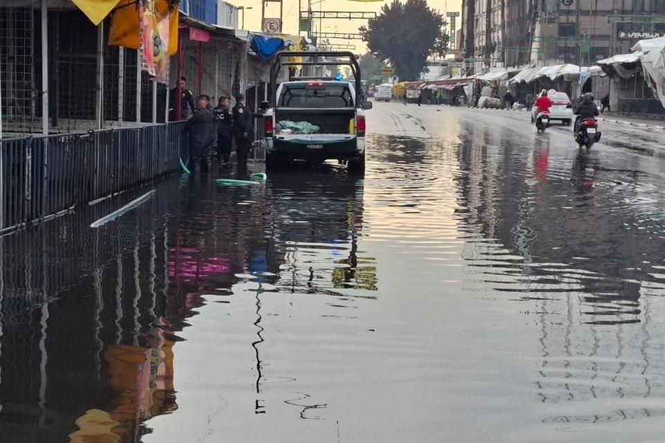 Encharcamiento en Eje 1 Norte, esquina Peralvillo, Colonia Morelos, Alcaldía Cuauhtémoc.