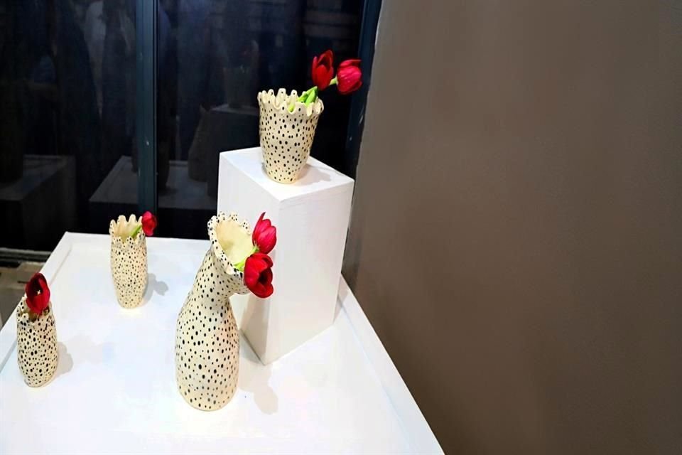 Obra de la exposición colectiva 'Todo Lo Que Cabe', del taller artístico Chachi Garza Cerámica.