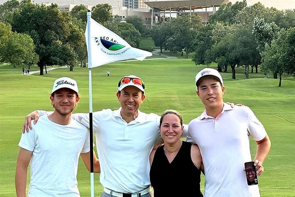 Ricardo Derbez Torres, Ricardo Derbez, Gabriela Torres y Gabriel Derbez Torres mostrando en el teléfono a Eduardo Derbez Torres