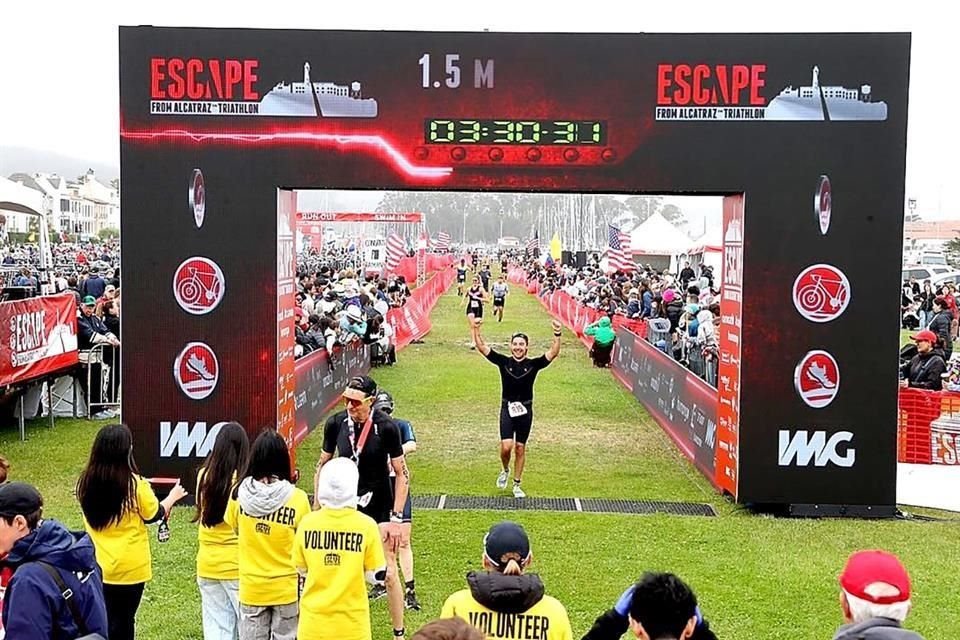 Eugenio terminó el triatlón en un tiempo de 3 horas, 27 minutos y 49 segundos, según el chip