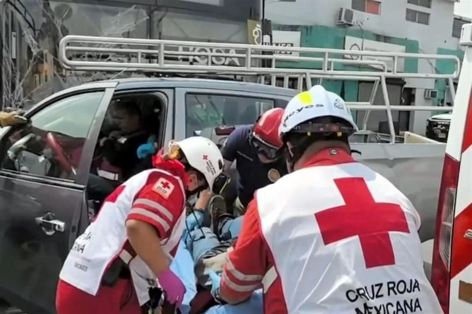 Protección Civil informó que dos de los heridos viajaban en la camioneta y otro en el camión urbano.