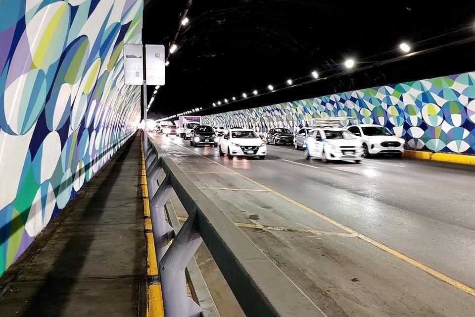 El mural se encuentra en los dos túneles de la Loma Larga.