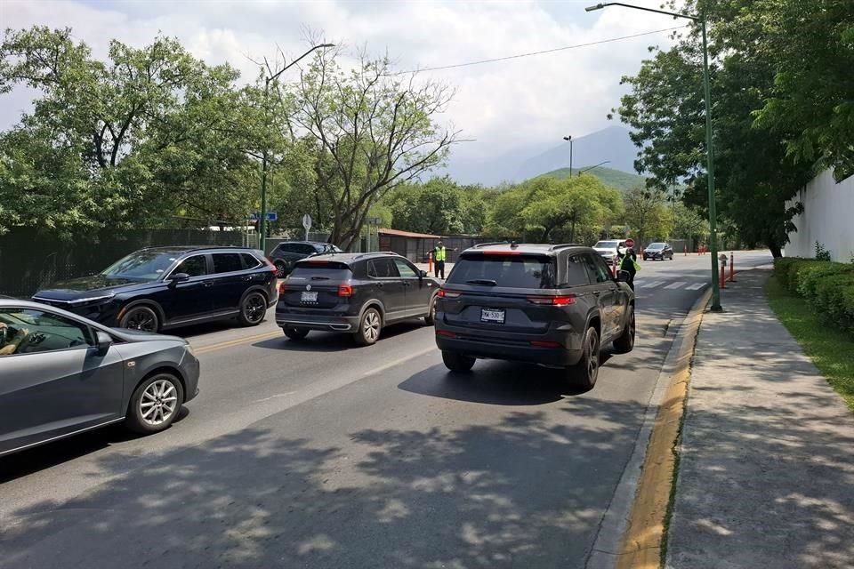 En el área de la entrada y salida del colegio sobre la avenida, se encuentra personal de promotor de vialidad, brindada por el Municipio de Monterrey.