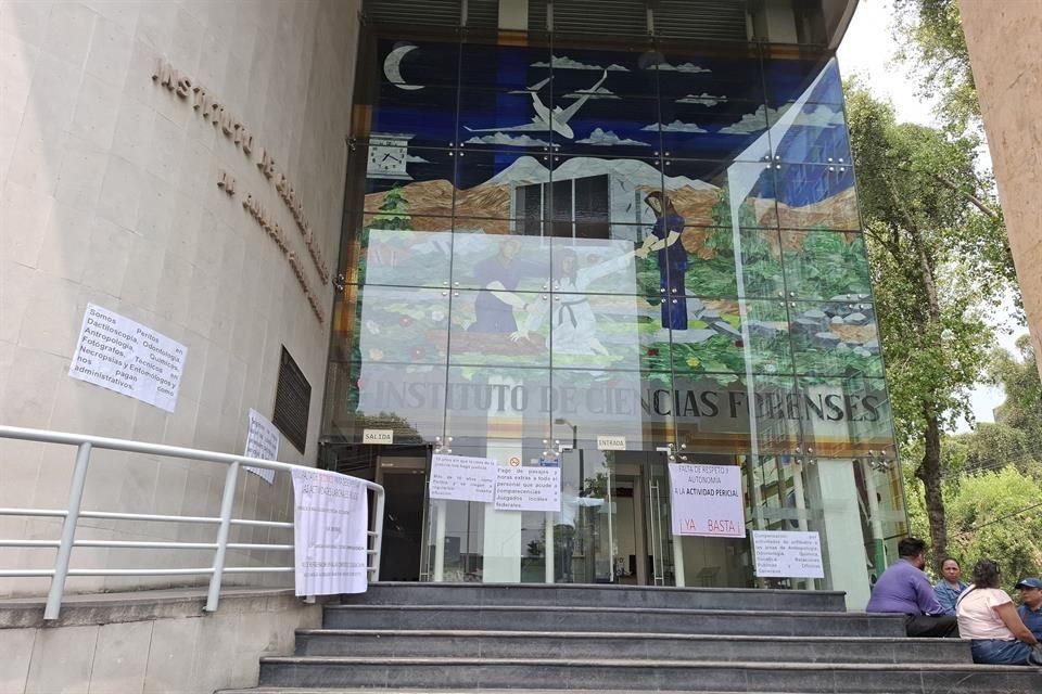 '10 años sin que la casa de la justicia se nos haga justicia', enuncia uno de sus carteles. 